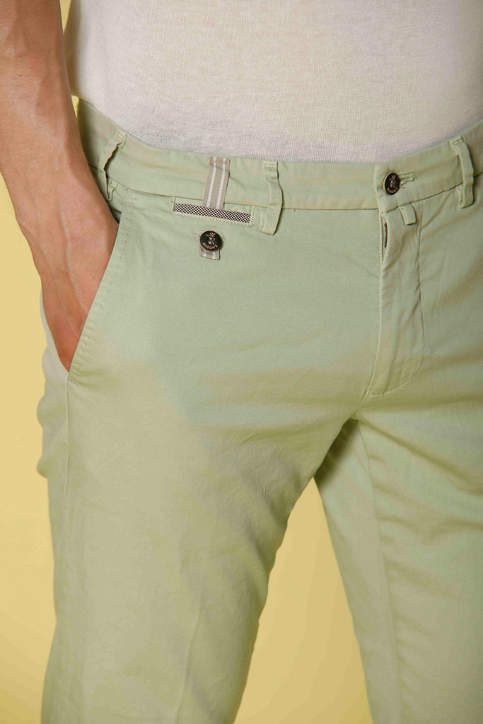 Image 3 du pantalon chino homme en satin stretch vert clair avec rubans modèle Torino Prestige par Mason's