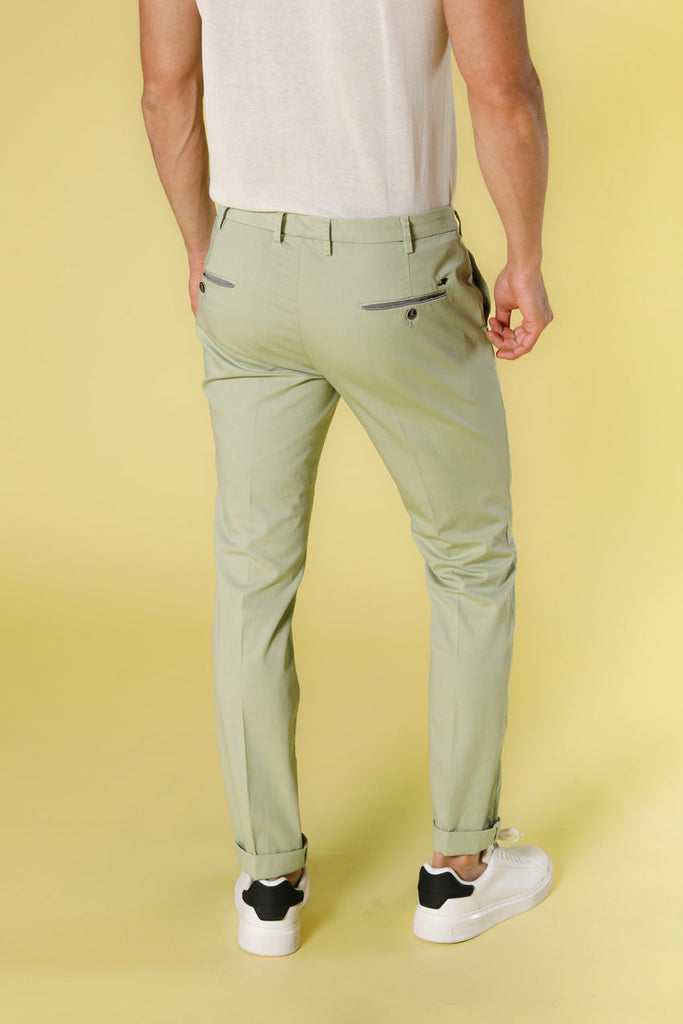 Image 4 du pantalon chino homme en satin stretch vert clair avec rubans modèle Torino Prestige par Mason's
