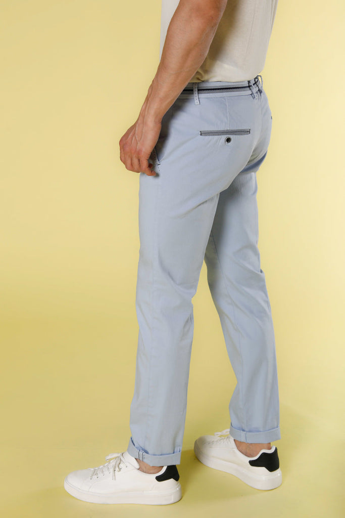 Image 3 du pantalon chino homme en stretch satin ciel avec rubans modèle Torino Tapes par Mason's