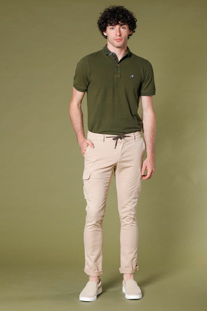 immagine 1 di pantaloni uomo in tencel e cotone modello Chile Jogger colore kaki scuro extra slim di Mason's