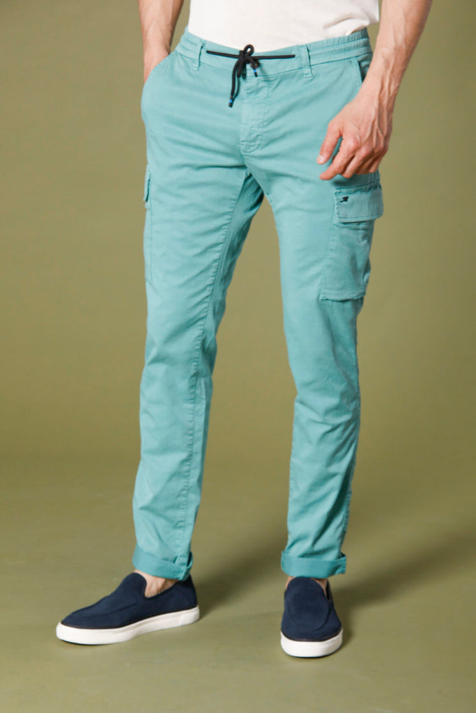immagine 1 di pantaloni uomo in tencel e cotone modello Chile Jogger colore verde menta extra slim di Mason's