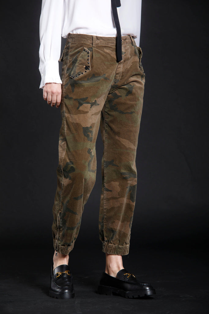 immagine 1 di pantalone cargo donna in velluto pattern camouflage  modello Evita di Mason's 