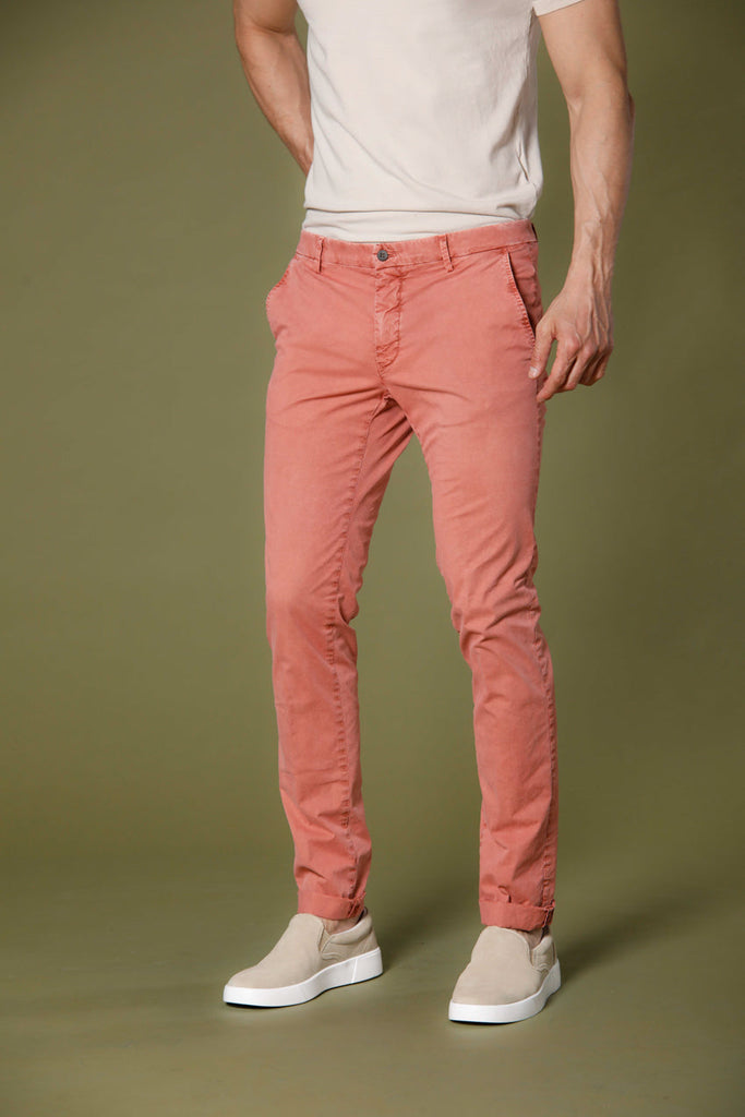 Immagine 1 di pantalone chino uomo in twill stretch color corallo extra slim fit modello Milano Style Essential di Mason's
