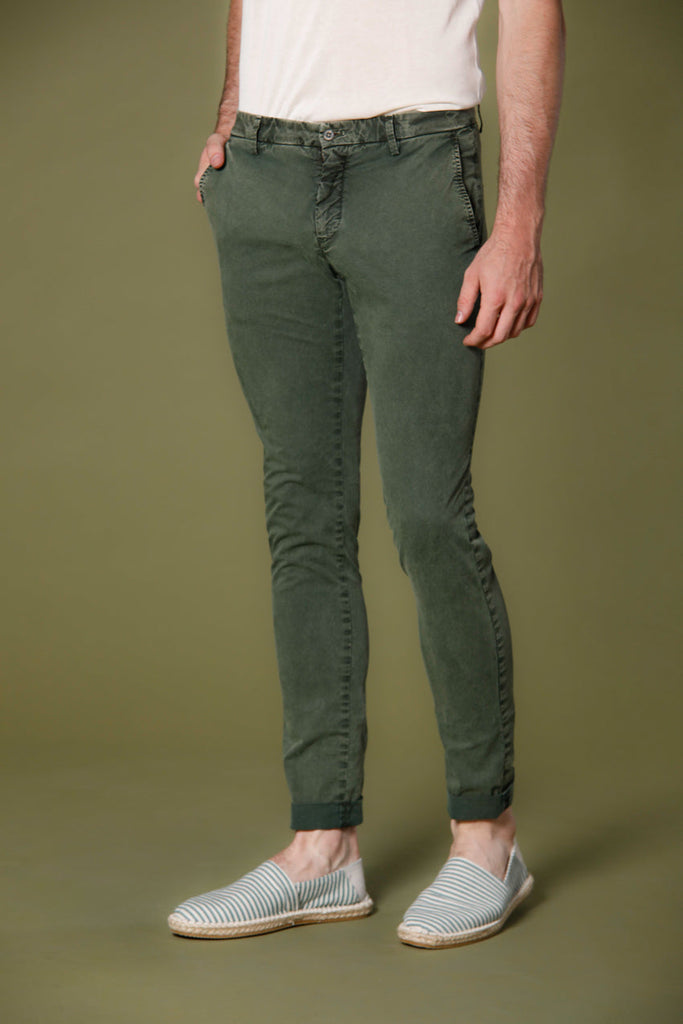 Immagine 1 di pantalone chino uomo in twill stretch verde modello Milano Style Essential di Mason's