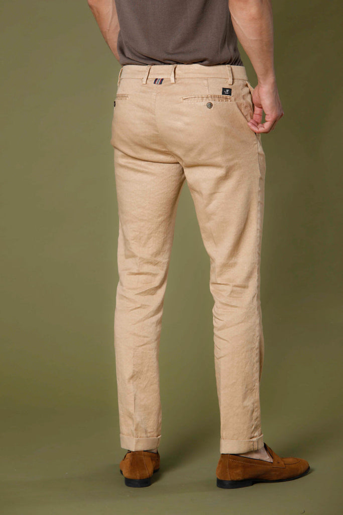 Immagine 4 di pantalone chino uomo in lino e twill di cotone color kaki scuro modello New York di Mason's