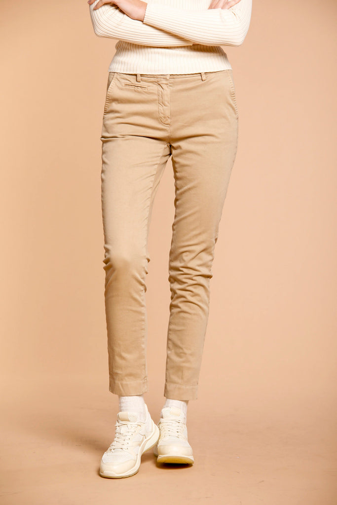Immagine 1 di pantalone chino donna in raso color biscotto modello New York Slim di Mason's