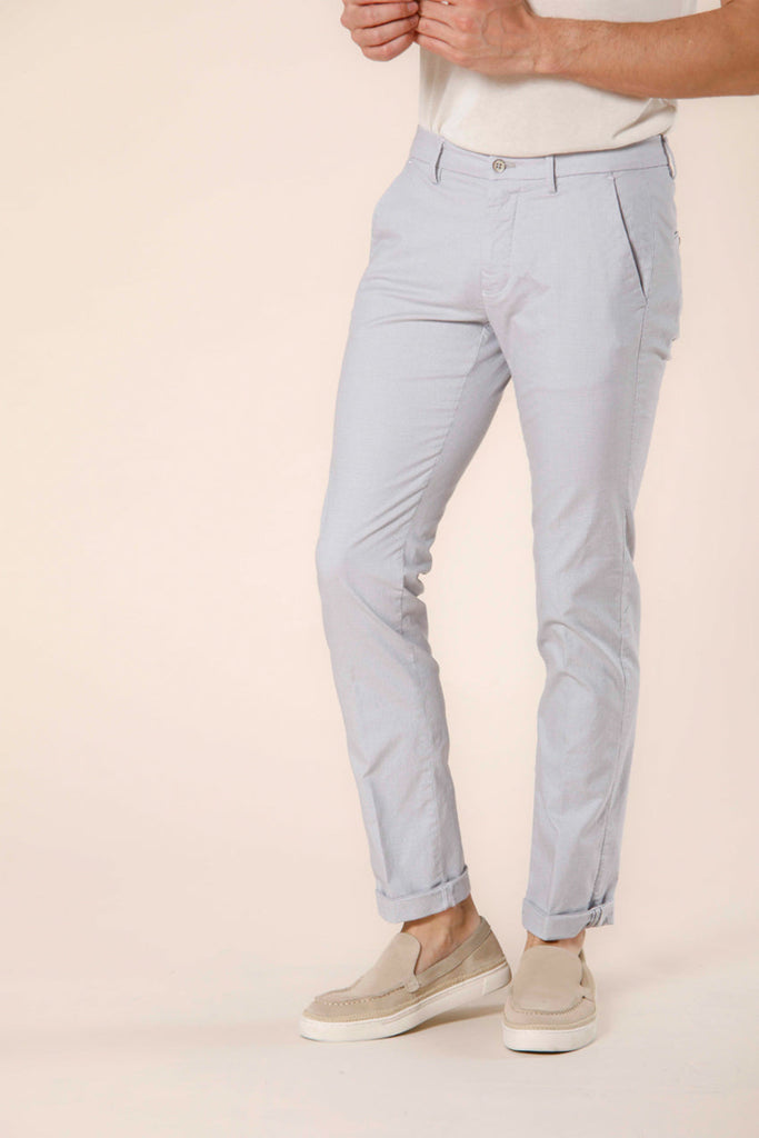 Immagine 1 di pantalone chino da uomo in cotone e tencel bianco con microfantasia modello Torino Limited di Mason's